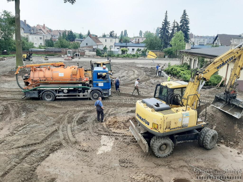 Za ratuszem powstaje parking