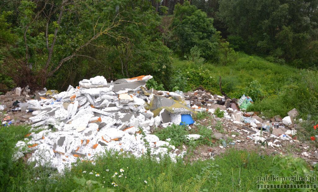 Miława: wyrzucono śmieci przy polnej drodze
