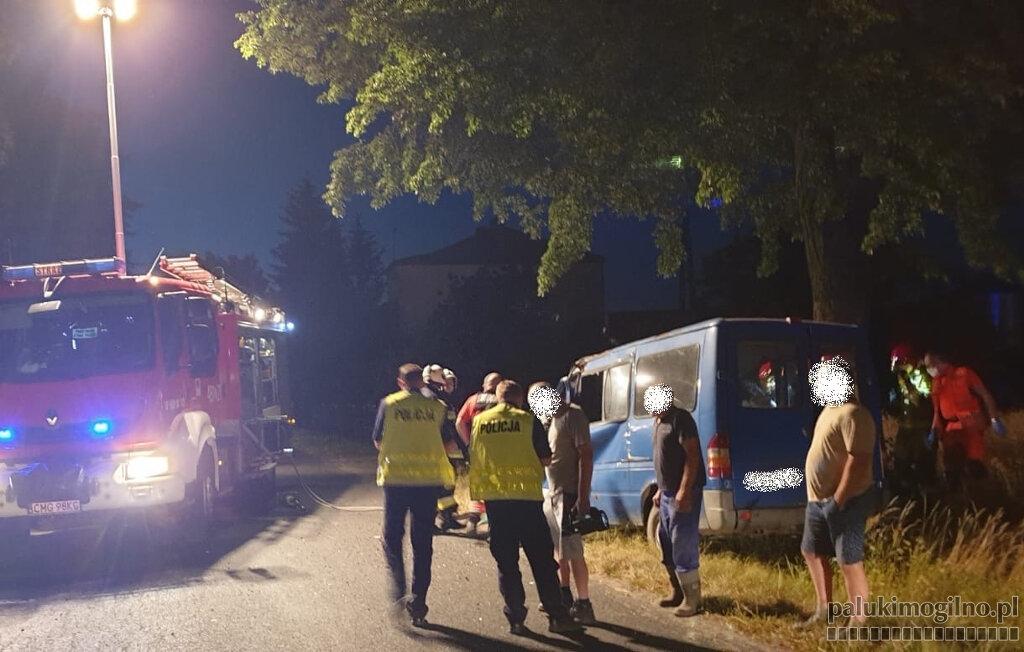 Kierowca busa zginął po uderzeniu w drzewo