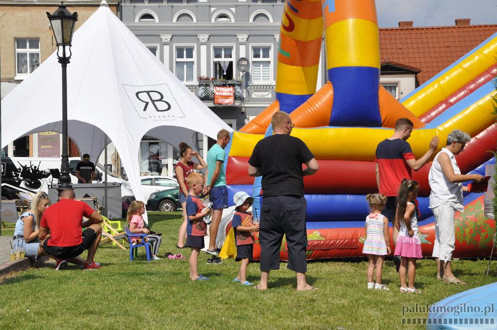 Rodzinna biesiada na rynku