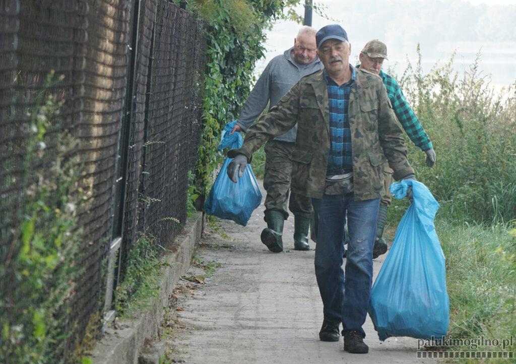 Wrzucamy do jeziora butelki, puszki i odzież w workach