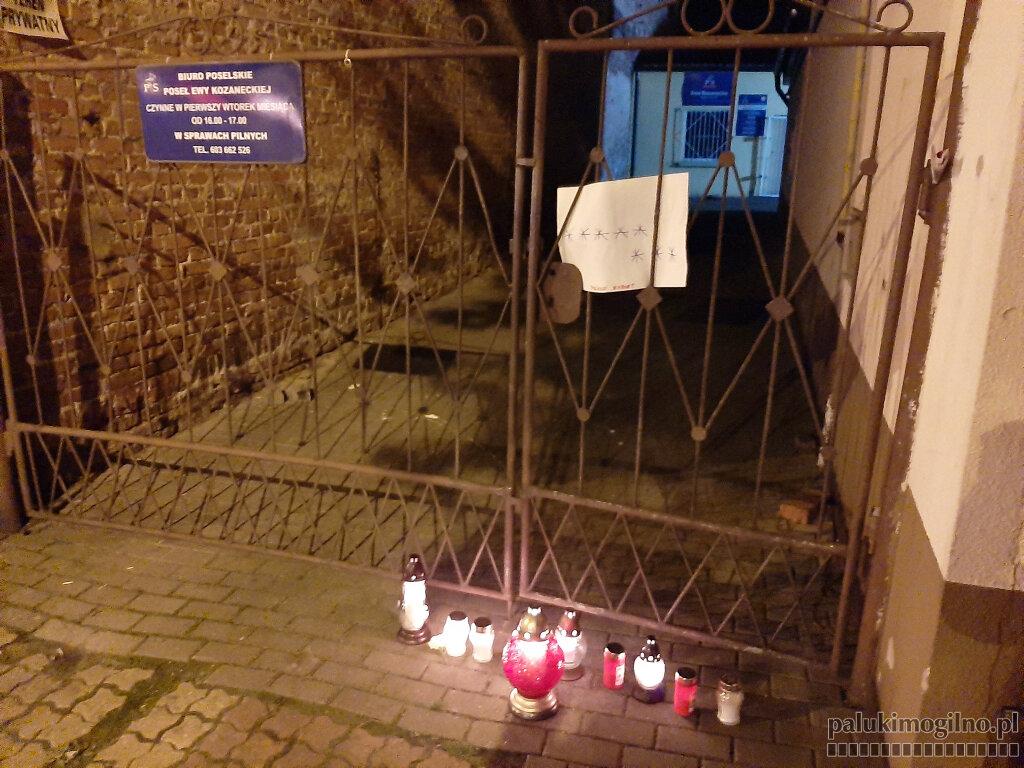 Protest kobiet przed biurem poselskim PiS w Mogilnie