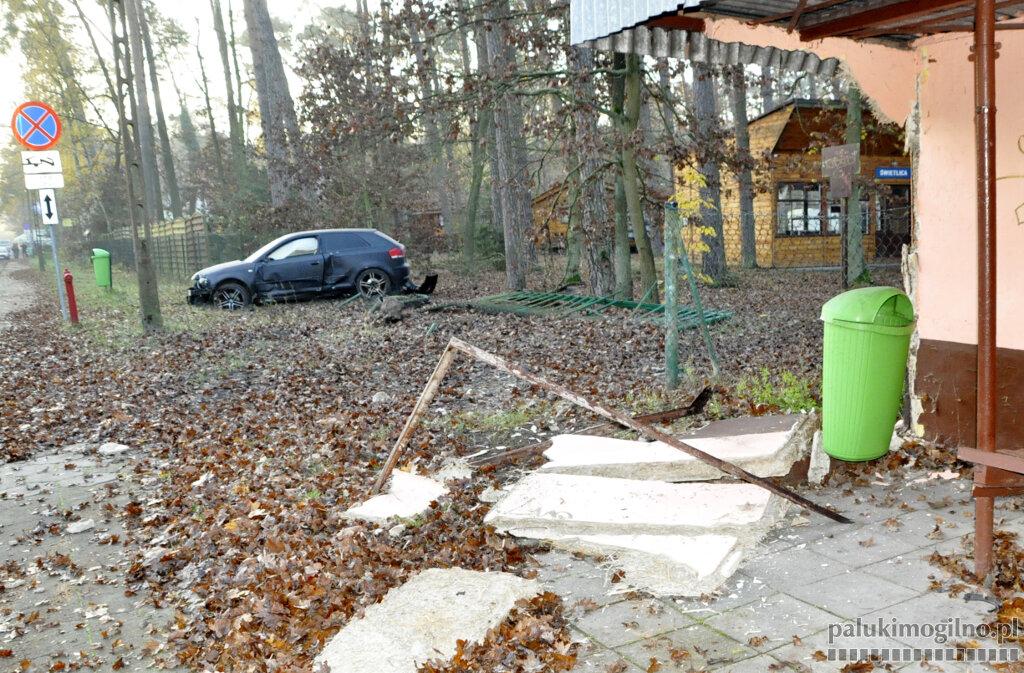 Wjechał w przystanek, zniszczył ogrodzenie