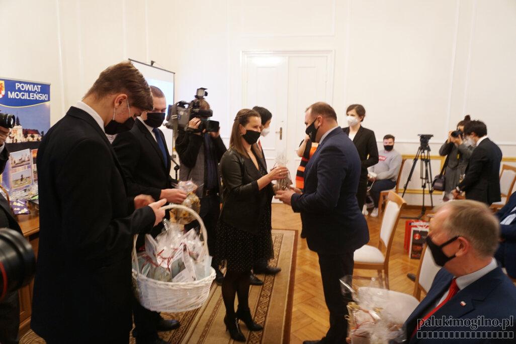 Japońska delegacja z maseczkami dla MOW Strzelno