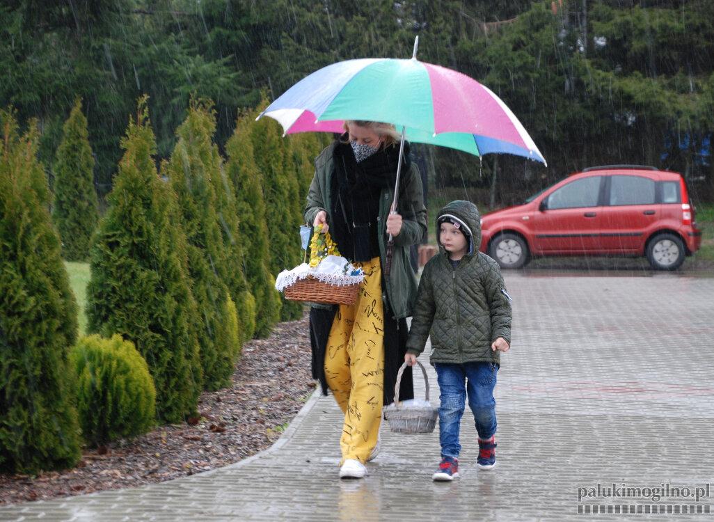 Święcenie pokarmów w burzy gradowej