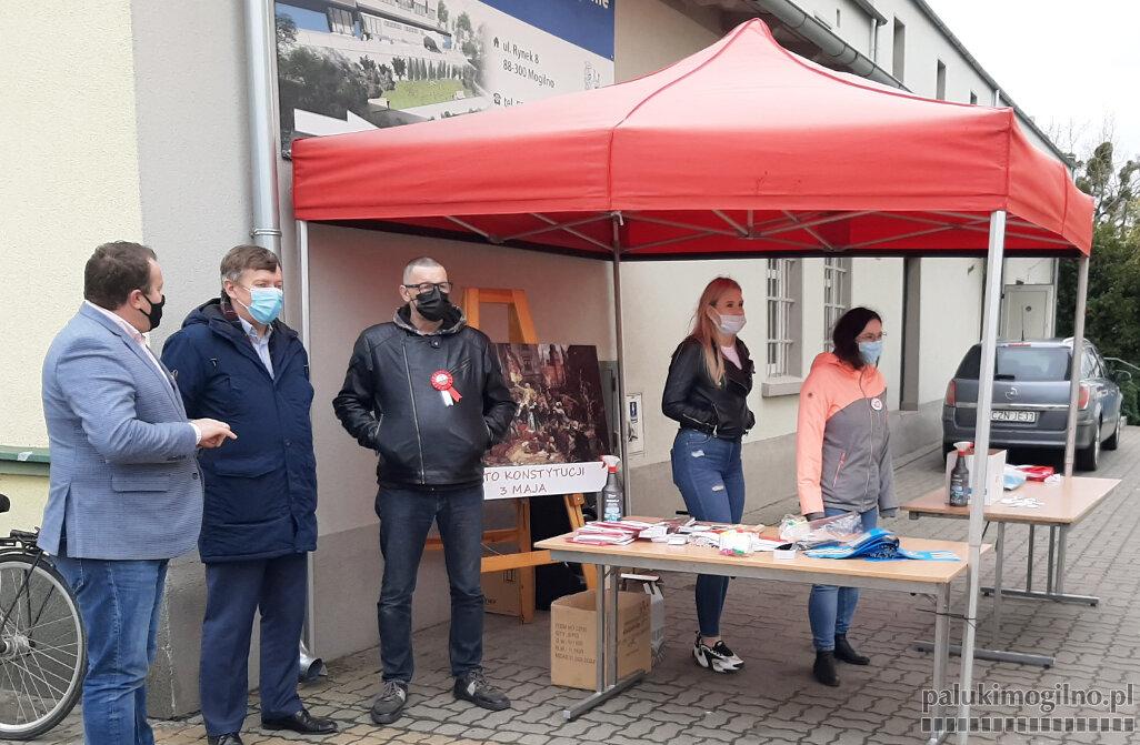 Flagi trafiły do przechodniów