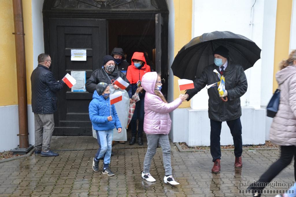 Rozdawali chorągiewki