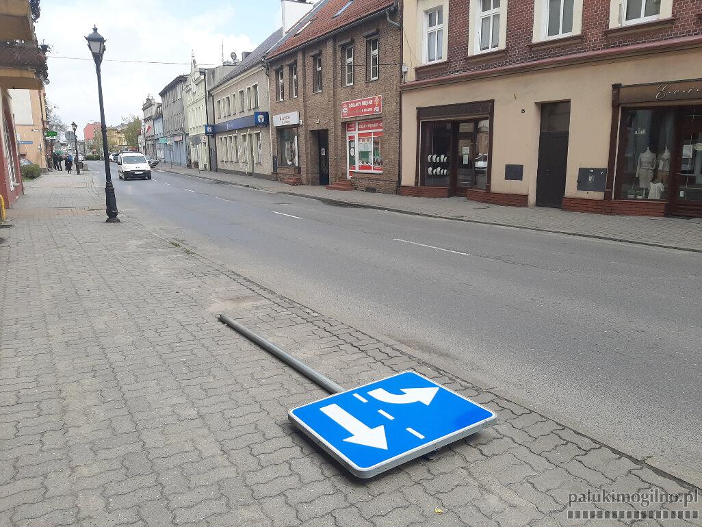 Chuligani złamali znak drogowy