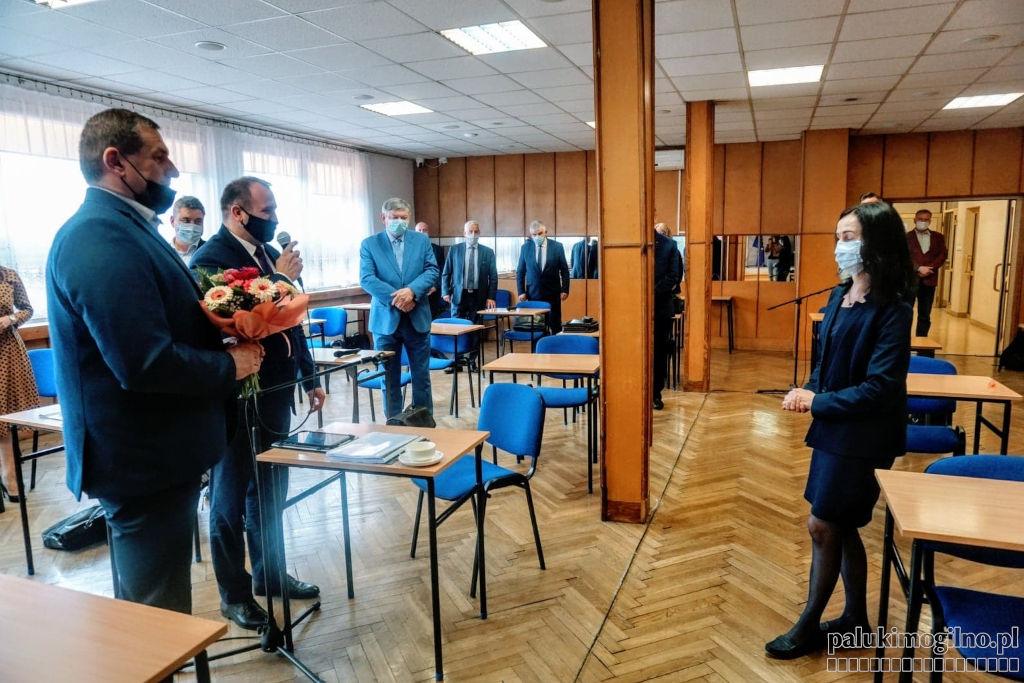 Kwiaty dla szefowej mogileńskiej książnicy