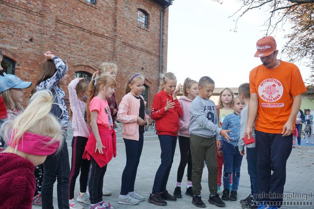 Orkiestra, podwórko i japoński pigwowiec