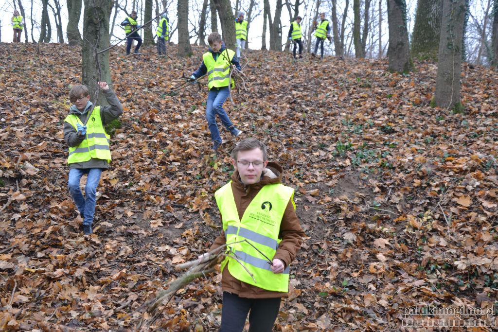 120 wolontariuszy porządkowało cmentarz