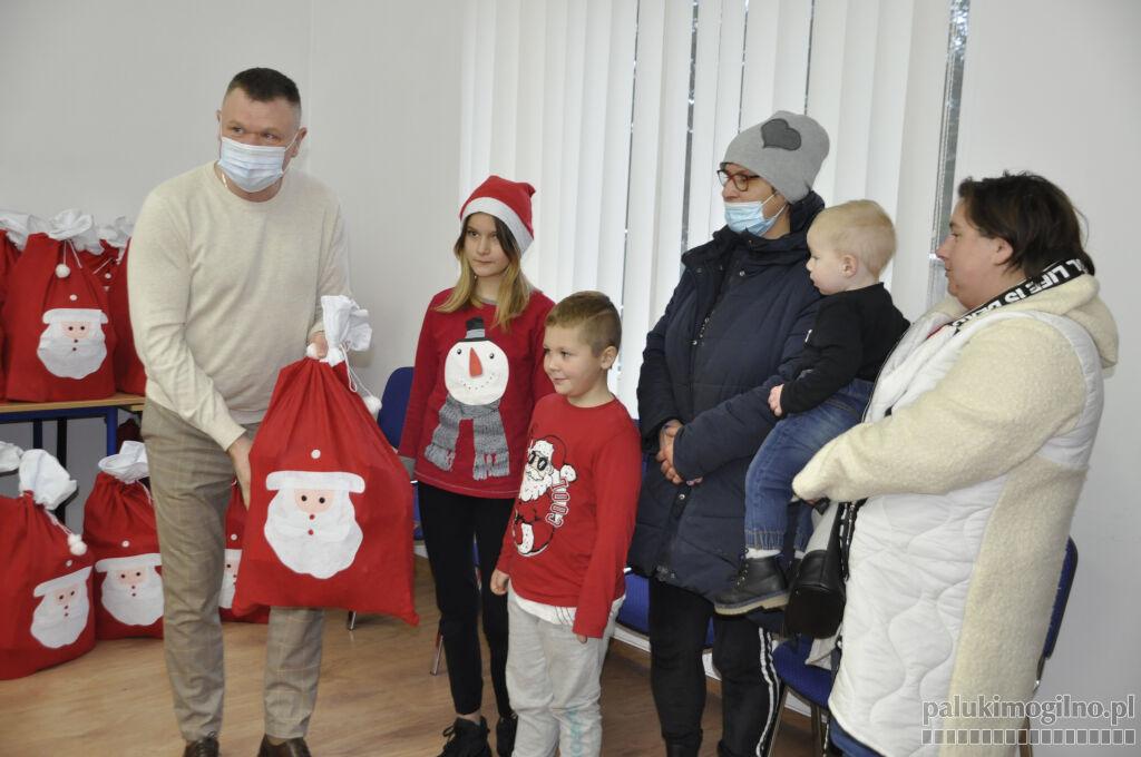 Paczki i talony dla potrzebujących