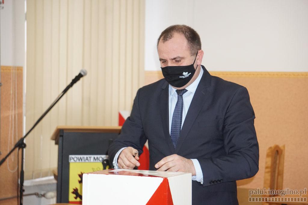 13 radnych odwołało Bartosza Nowackiego z funkcji starosty