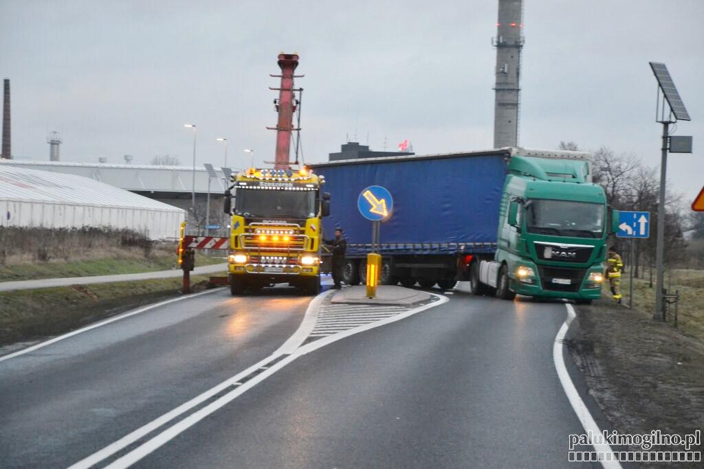 Tir w rowie