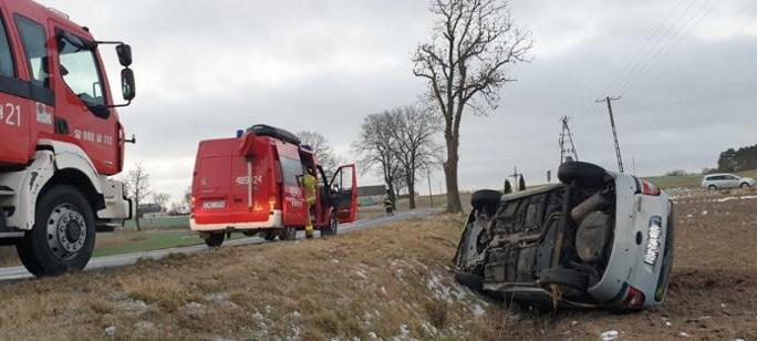 Procyń: renault na boku w rowie