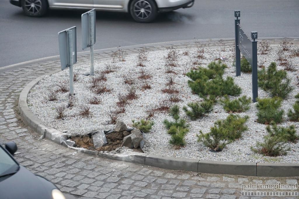 Najechał na rondo i zniszczył krawężnik
