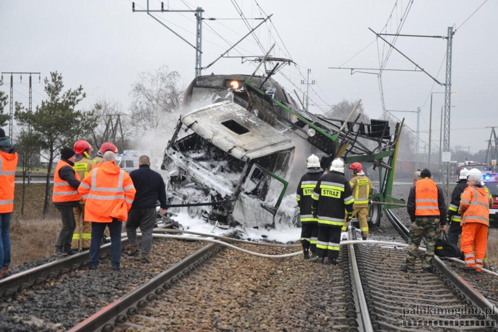 Zderzenie lokomotywy z ciężarówką