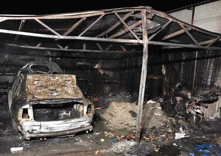 Pożar garażu w Szczeglinie: spalone dwa auta i motorower