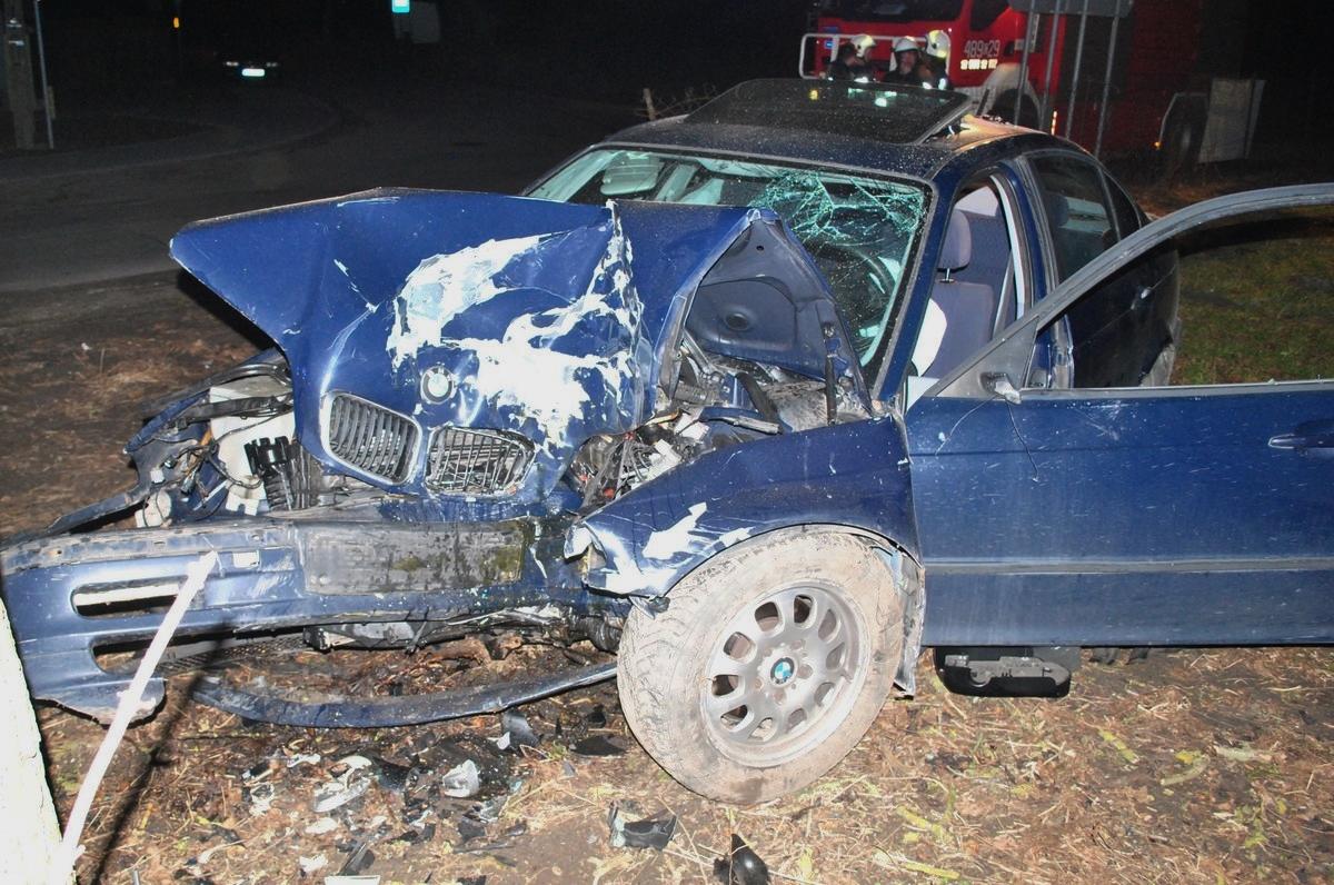 W Siedlimowie pijany kierowca bmw uderzył w drzewo