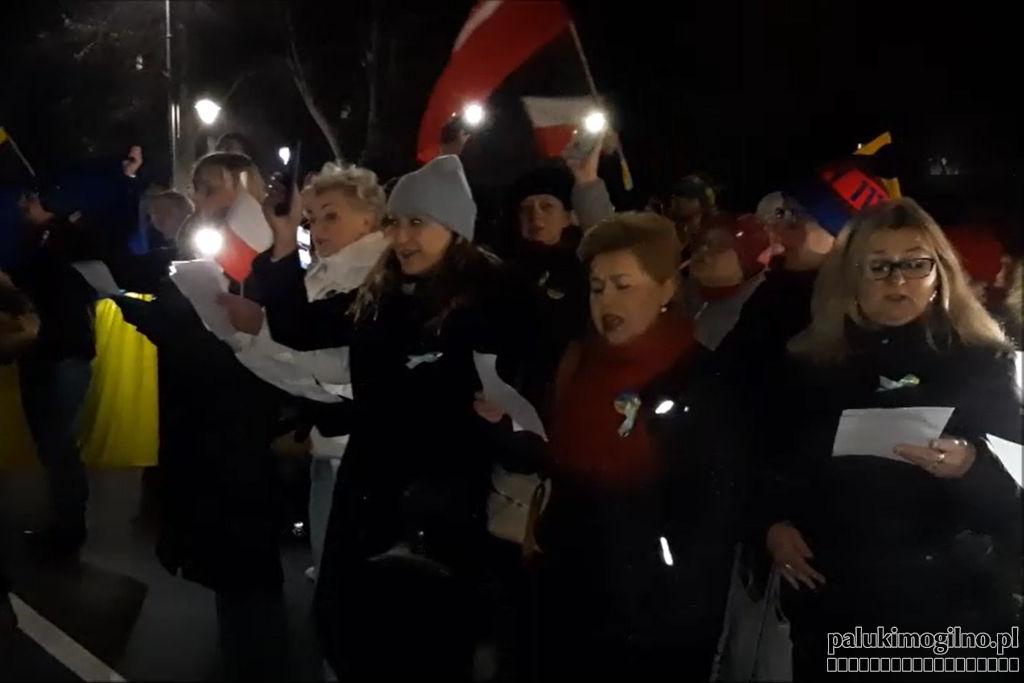 Wiec solidarności z Ukrainą w Mogilnie. Zaśpiewali utwór - Wznieś serce nad zło (wideo)