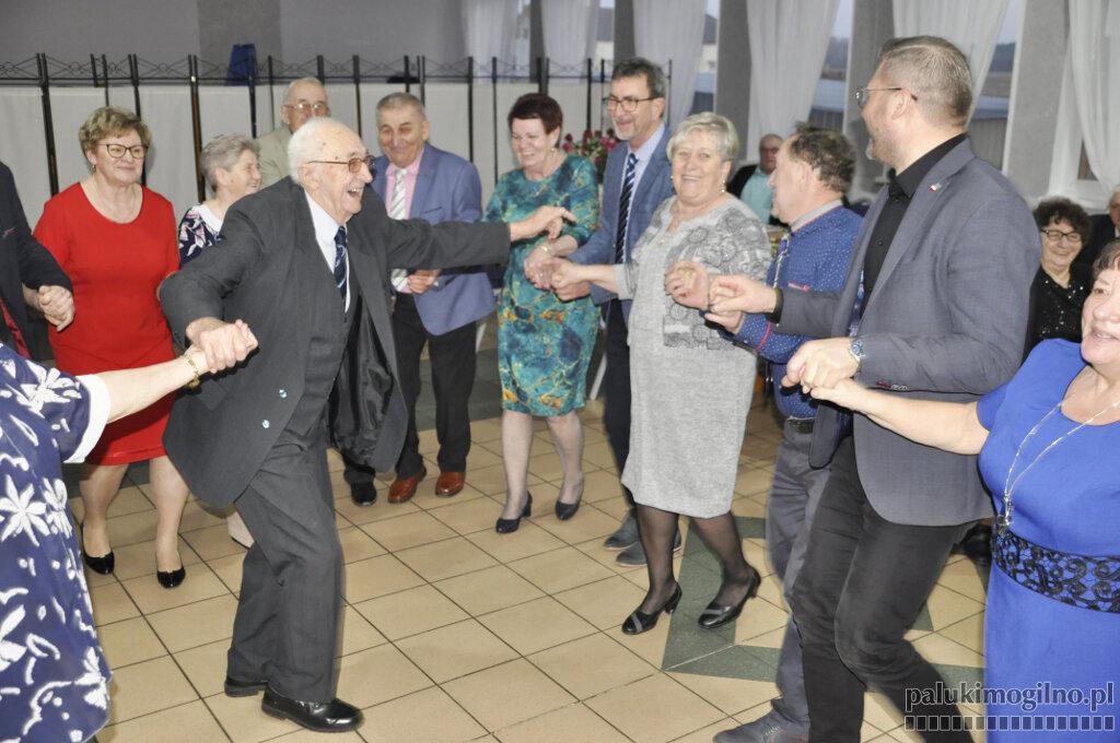 Jeziorańscy i orchowscy seniorzy bawili się na podkoziołku (wideo i zdjęcia)