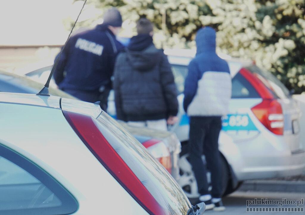W Biedronce ukradli napoje za 18 zł. Zatrzymał ich pracownik ochrony marketu