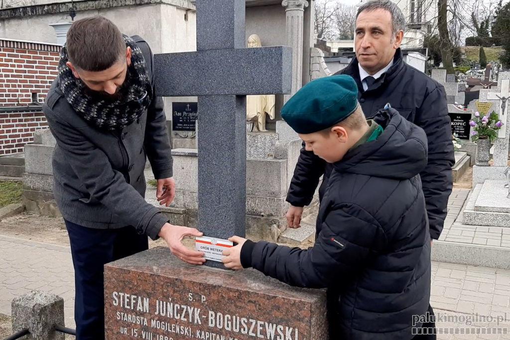 Cmentarz w Mogilnie. Grób starosty Stefana Juńczyk-Boguszewskiego - grobem weterana (wideo)