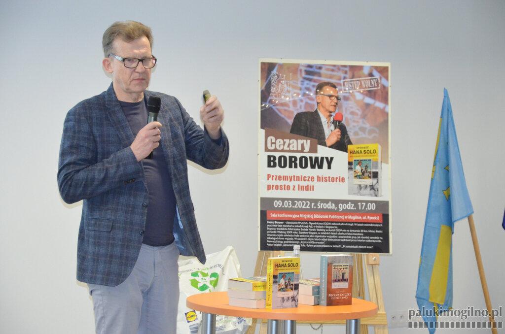 Biblioteka w Mogilnie: Cezary Borowy opowiadał o przemytniczych Indiach