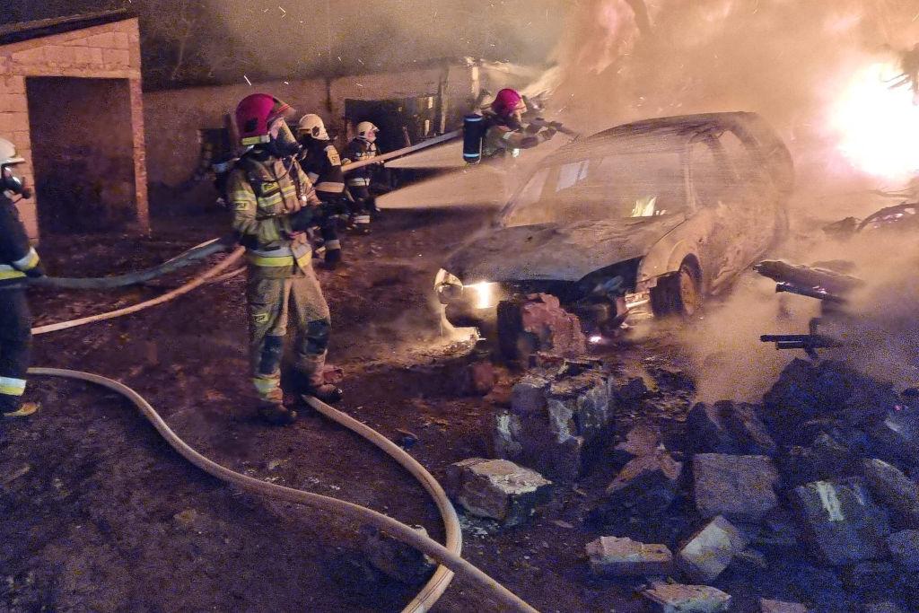 Ogień w Bronisławiu pojawił się po północy. Strawił stodołę, samochody, maszyny, drewno, słomę