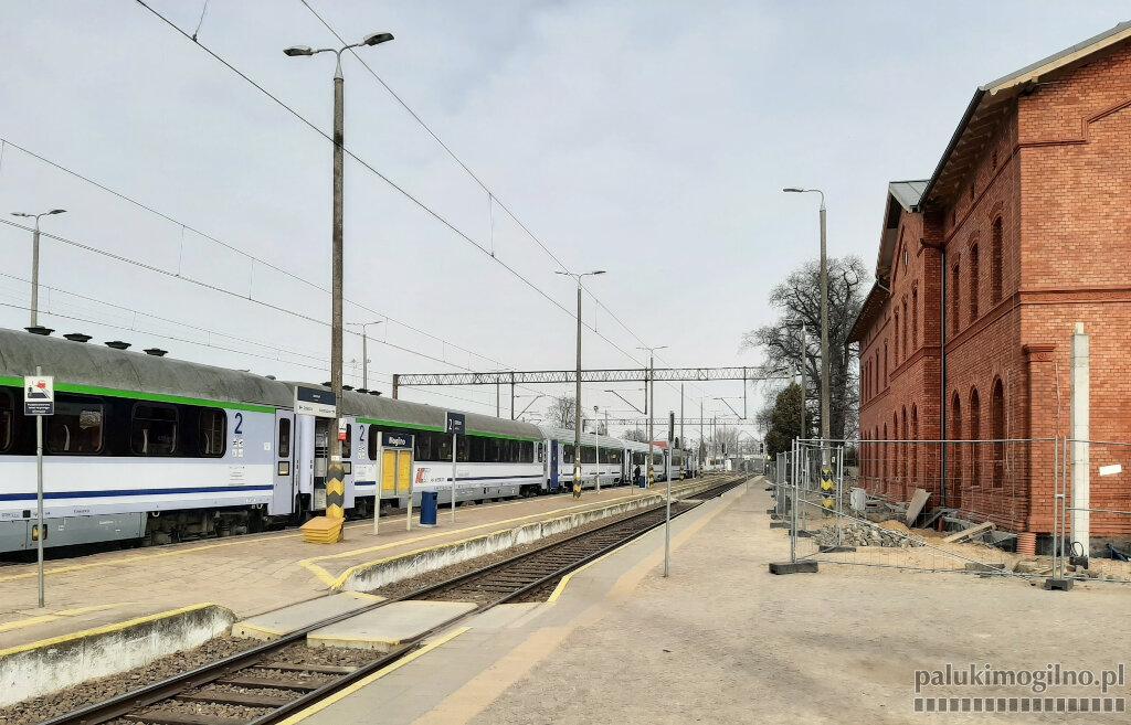 Stacja kolejowa w Mogilnie. Pociągi lokalne jeżdżą normalnie. Pociągi pospieszne opóźnione nawet do 300 minut