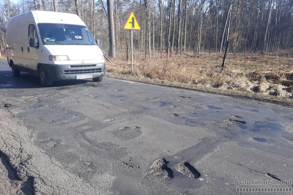 Na drodze w Miradzu dziur jest więcej niż w szwajcarskim serze (wideo)