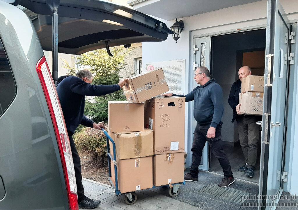 Konwój trzech busów z darami dla Brodów, jedzie z Mogilna na granicę z Ukrainą (wideo)