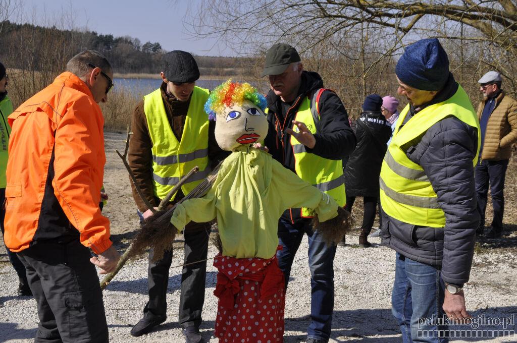 Członkowie i sympatycy PTTK w Strzelnie pożegnali zimę i powitali wiosnę