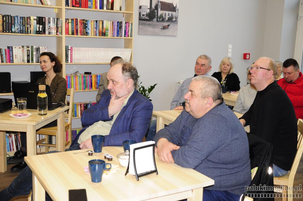 W strzeleńskiej bibliotece Antoni Ścigacz zachęcał do pieszych wędrówek krajoznawczych (wideo)