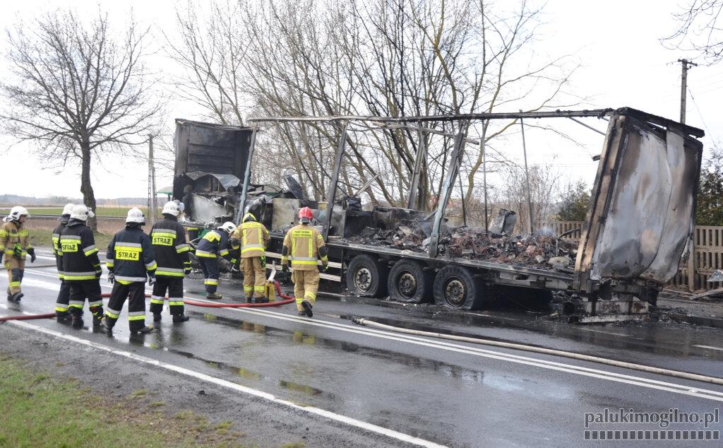 W Wymysłowie, na drodze krajowej nr 15 spłonęła naczepa