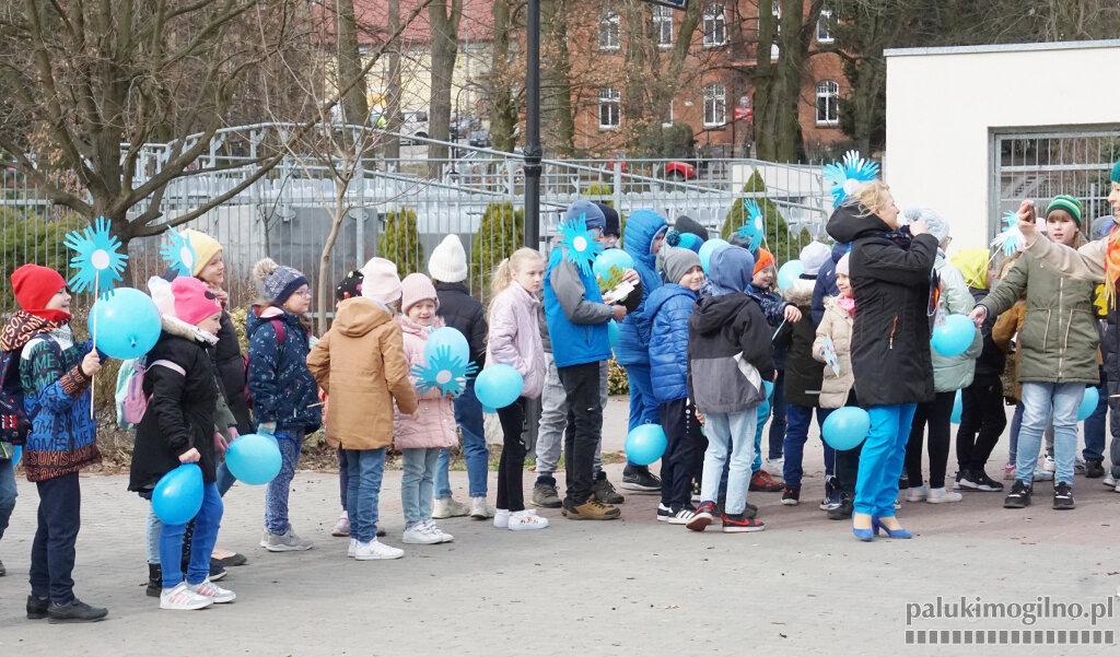 Niebieski przemarsz uczniów SP 3 w Mogilnie do parku. Dziś Światowy Dzień Świadomości Autyzmu (wideo)