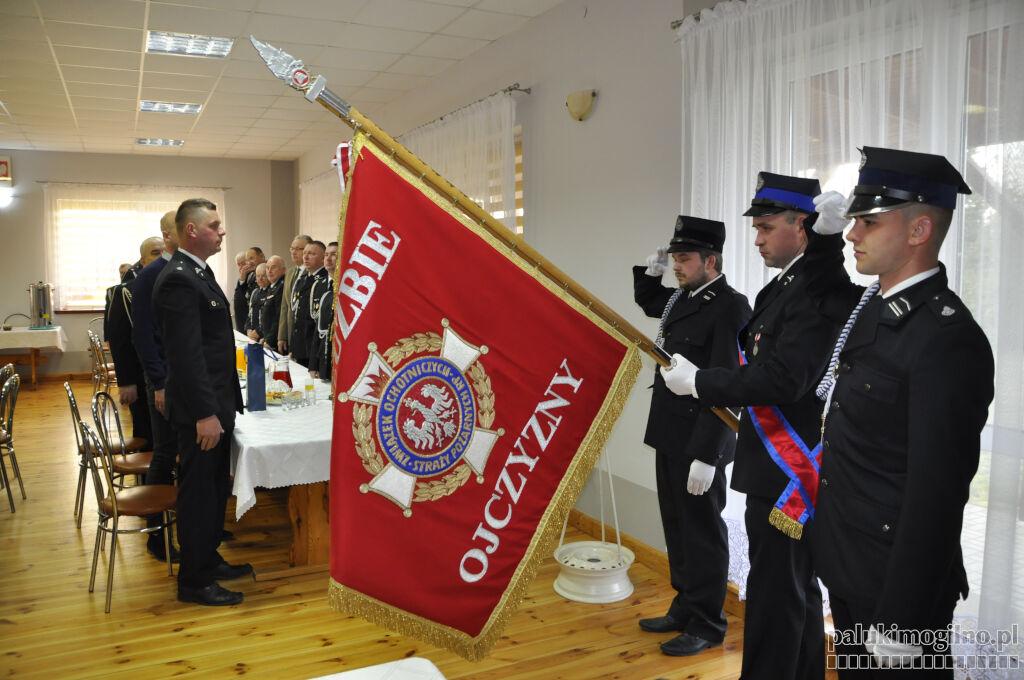 Tort z płonącymi świecami na 95 lat OSP w Ostrowie (zdjęcia)