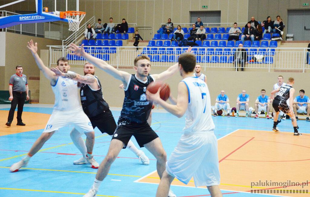 III liga koszykówki. Pogoń Mogilno przegrała z liderem Borutą Zgierz 55:75 (wideo)
