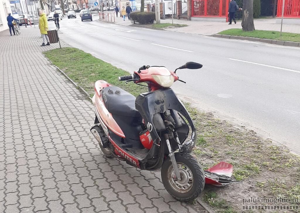 W Mogilnie na ulicy 900-lecia, motorowerzysta wpadł na tył bmw