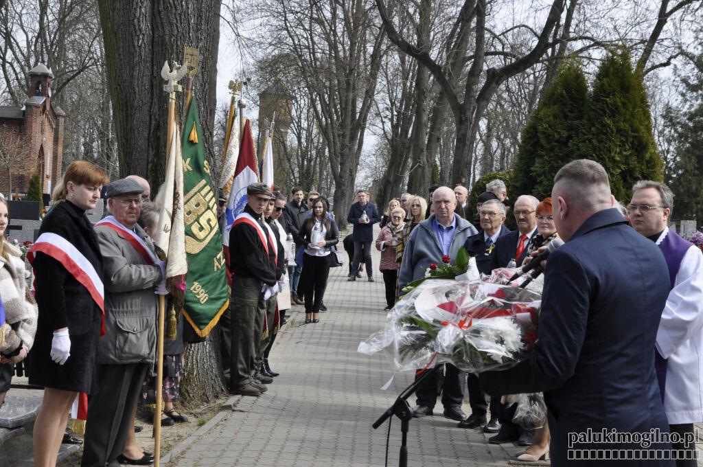 Wiązanki pod pomnikiem katyńskim w Strzelnie (wideo + zdjęcia)