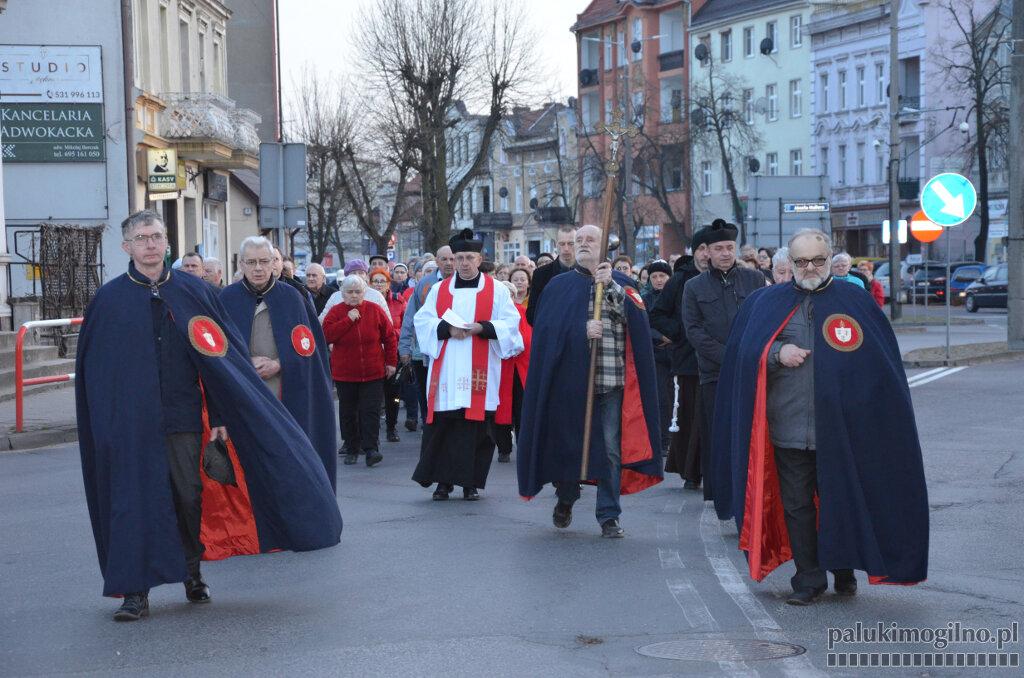 Miejska Droga Krzyżowa przeszła ulicami Mogilna (wideo)