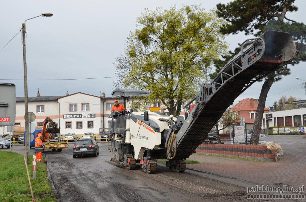 Mogilno: od frezowania zaczęły się remonty odcinków powiatowych dróg - ul. Niezłomnych i ul. Witosa