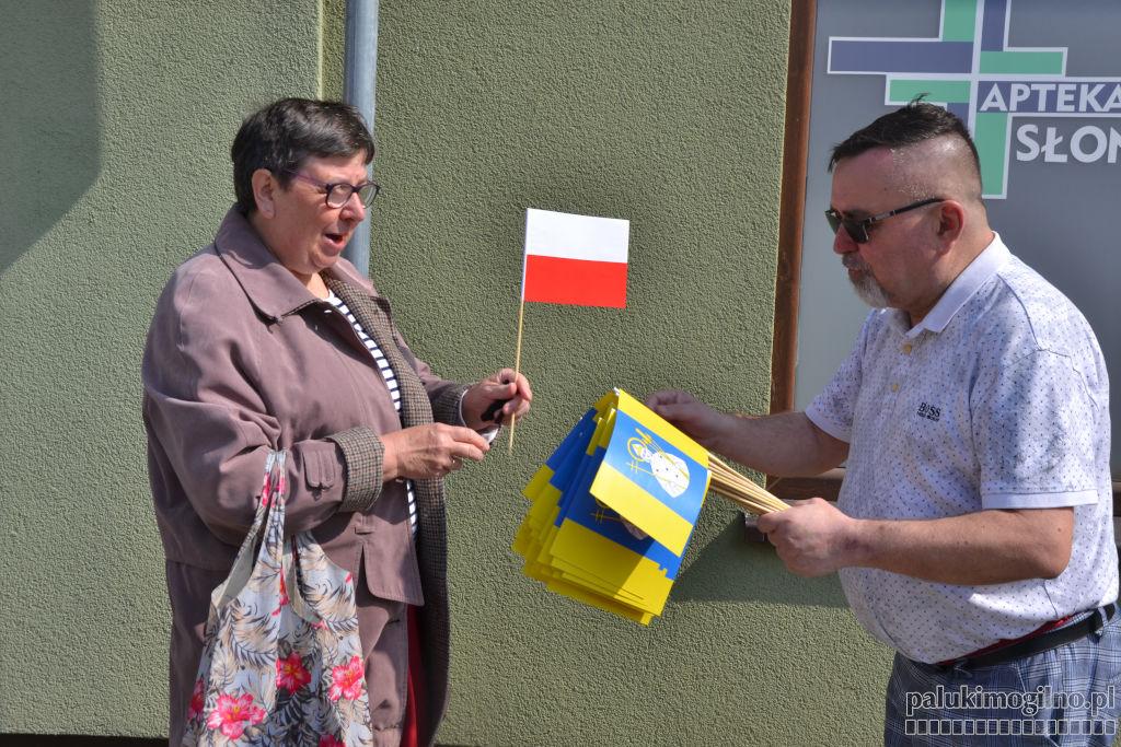 W Trzemesznie burmistrz Krzysztof Dereziński rozdawał flagi