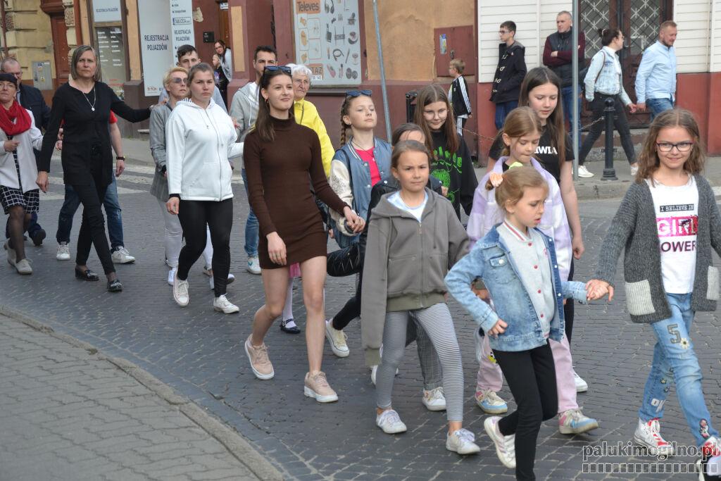 111 par tańczyło w Trzemesznie poloneza (zdjęcia)