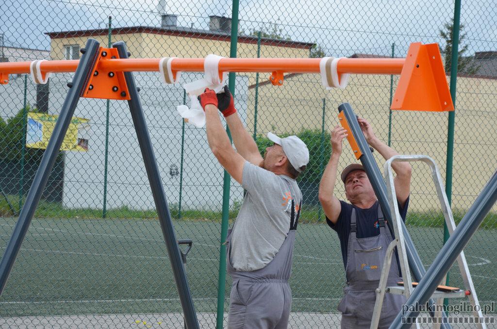 Zachodnie Mogilno: trwa montaż sprzętu na placu zabaw przy boisku orlik
