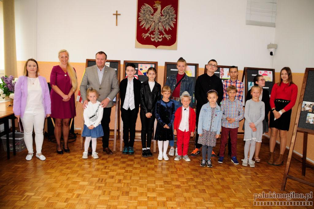 Dzieci z rodzin zastępczych przedstawiały DOM w pracach plastycznych (zdjęcia)