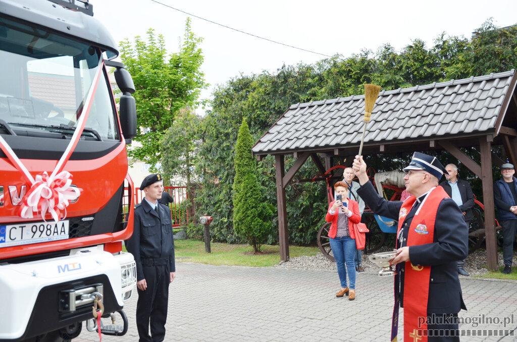 Ks. Tomasz Walterbach poświęcił nowy wóz bojowy. Strażacy awansowani, odznaczeni i nagrodzeni (zdjęcia)
