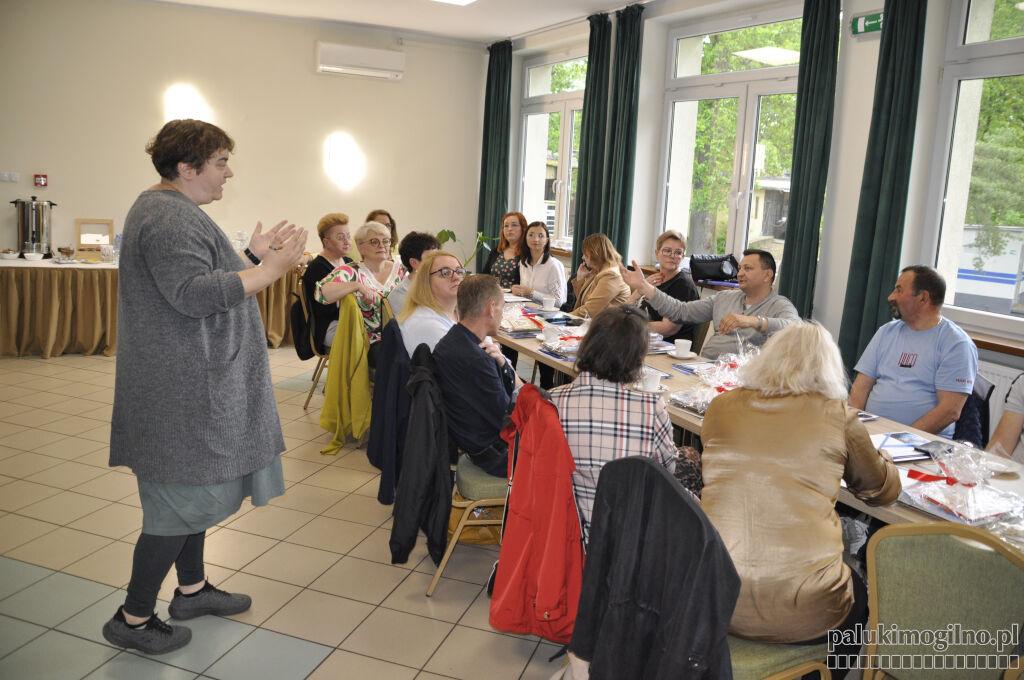 Dzień Rodzicielstwa Zastępczego w powiecie mogileńskim. Były życzenia, kalendarze z pracami dzieci, albumy oraz konferencja (zdjęcia + wideo)