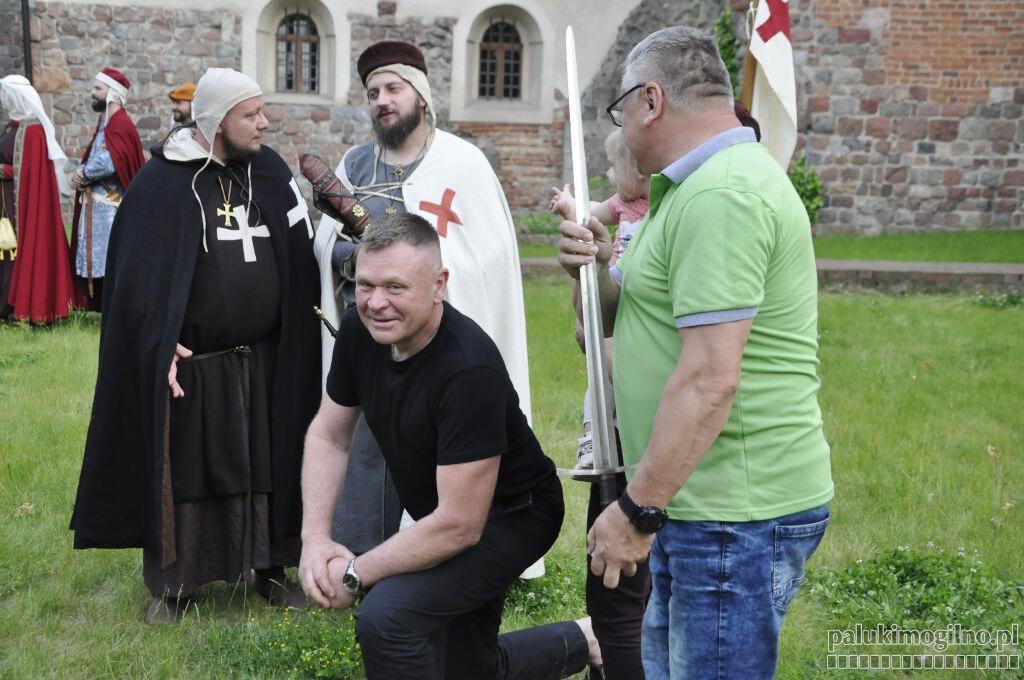 W Ogrodach Norbertańskich pasowali na rycerzy. Ceremonii poddał się burmistrz Dariusz Chudziński (zdjęcia)