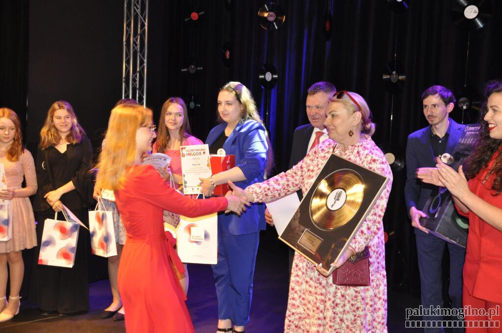 W Strzelnie zabrzmiały niezapomniane melodie. Grand Prix zdobyła Anna Zarycka z Kalisza (zdjęcia + wideo)